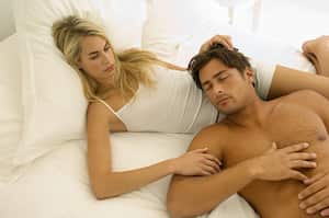 Pareja, mentira en cama