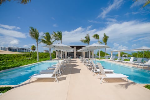 Diseño contemporáneo, vistas a la bahía y una ubicación pensada para explorar Cancún más allá de los recorridos habituales.