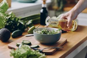 El aceite de oliva ayuda a mejorar el tránsito intestinal.