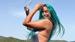 Karol G lució su celulitis al natural en vestido de baño