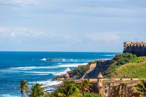 Puerto Rico es la isla más pequeña de las Antillas Mayores en el Caribe, situada al este de República Dominicana.