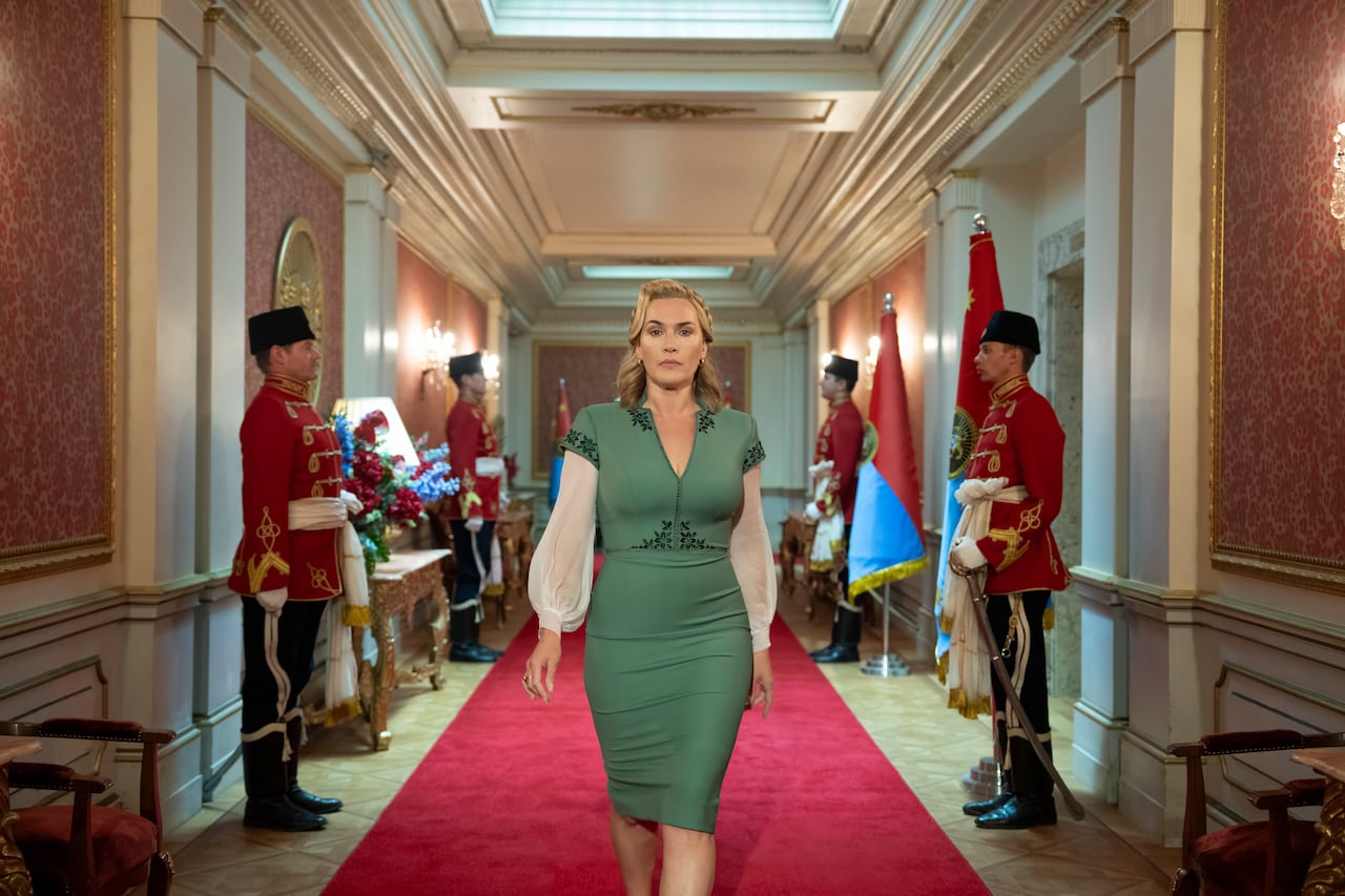 Kate Winslet entrega en la Canciller Elena Vernham un personaje que oscila entre lo fuerte y lo vulnerable.