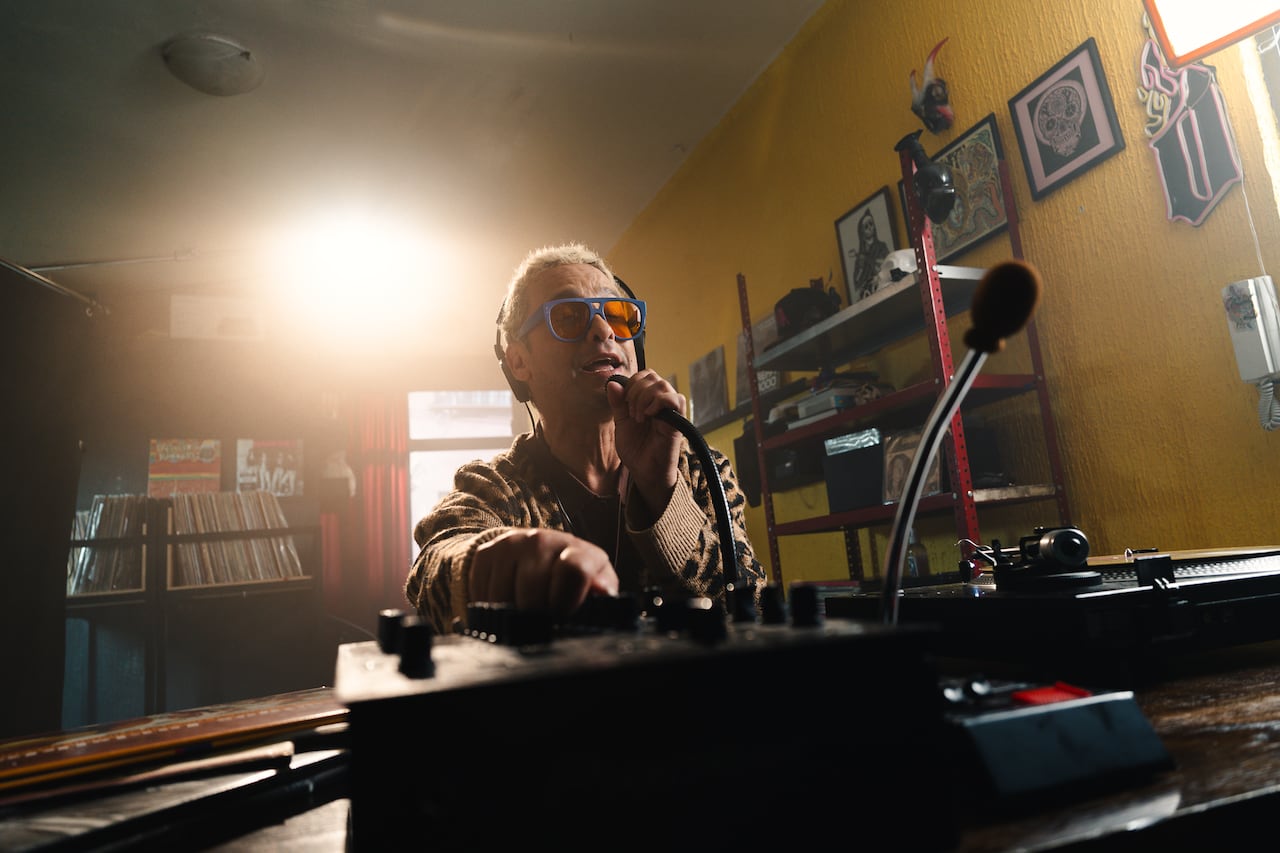 El baile, la amistad y la música como lenguaje universal: así se siente el nuevo videoclip de Los Amigos Invisibles.