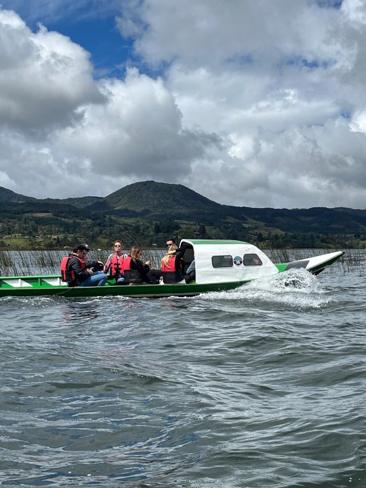 Un viaje en lancha por la Laguna de La Cocha.