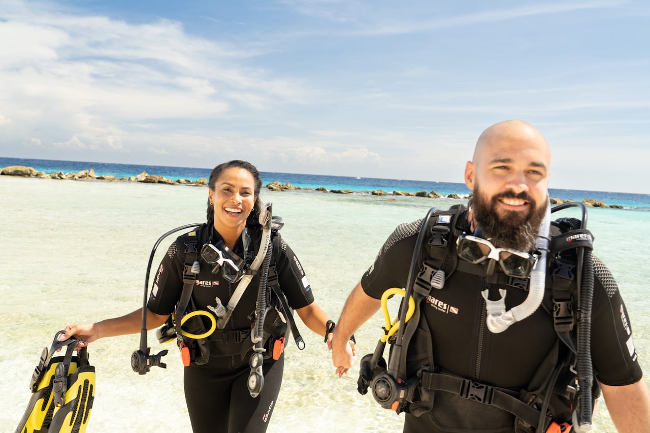Bajo las aguas cristalinas de Curaçao, cada inmersión es una ventana a otro mundo.