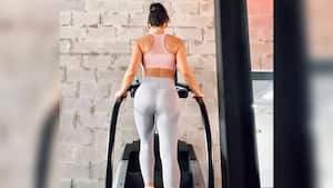 Margarita Reyes haciendo ejercicios.