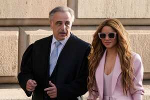 Shakira llegó con su abogado Pau Molins al Tribunal Superior de Justicia de Cataluña para su juicio por fraude fiscal, en Barcelona el 20 de noviembre de 2023.