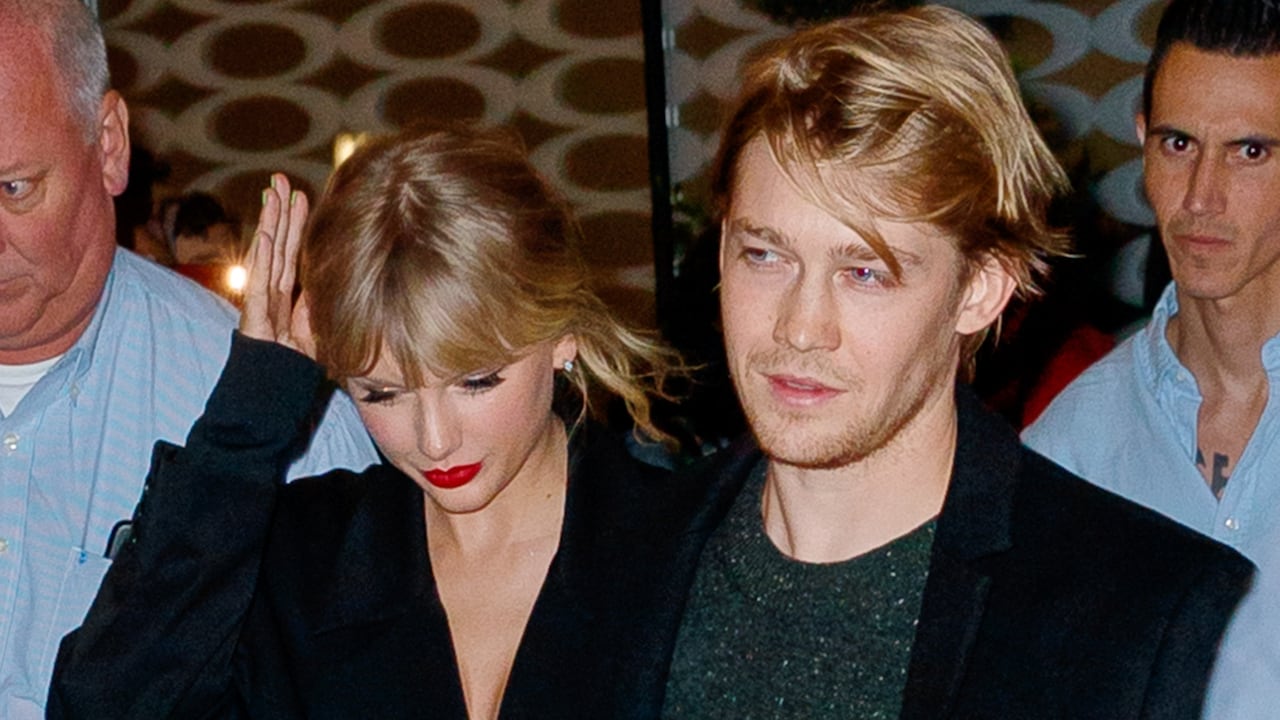 NEW YORK, NEW YORK - OCTOBER 06: Taylor Swift and Joe Alwyn depart Zuma on October 06, 2019 in New York City. (Photo by Jackson Lee/GC Images)