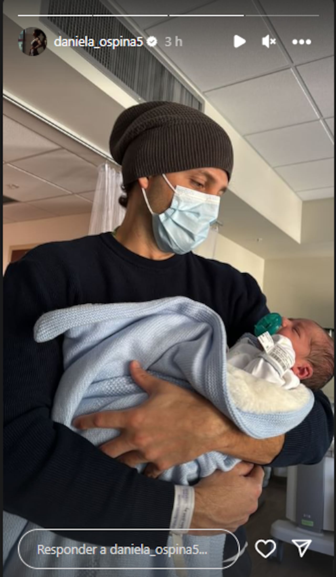 Gabriel Coronel, pareja de Daniela Ospina, con su hijo Lorenzo.