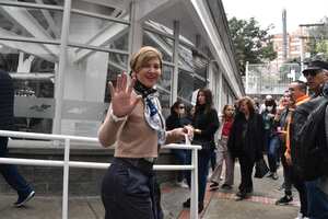 Veronica Alcocer esposa de Petro vota