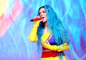 INDIO, CALIFORNIA - 24 DE ABRIL: Karol G se presenta en el escenario de Coachella durante el Festival de Música y Artes de Coachella Valley 2022 el 24 de abril de 2022 en Indio, California. (Foto de Amy Sussman/Getty Images para Coachella)