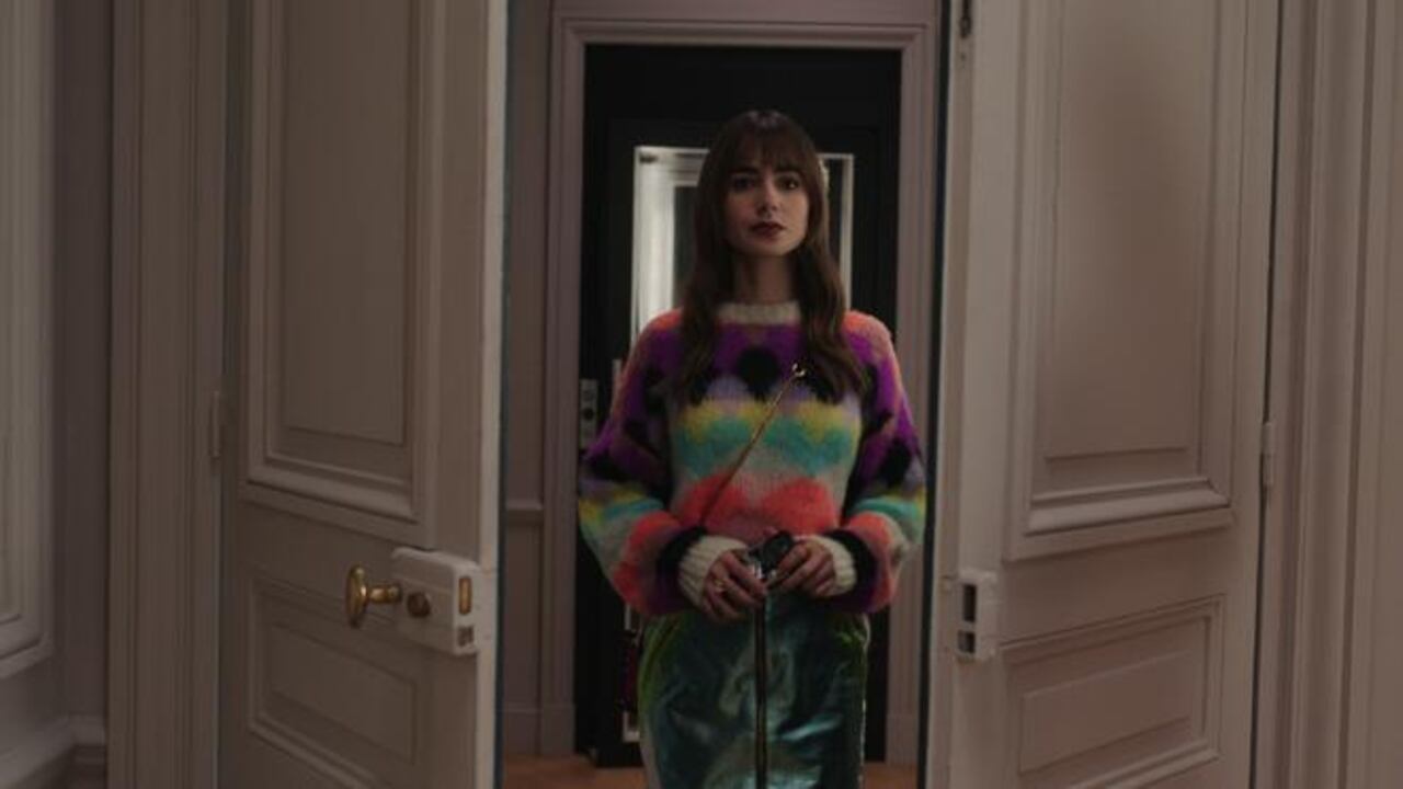 Emily luciendo un sweater con diseño geométrico