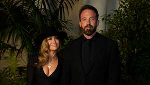 Jennifer Lopez, izquierda, y Ben Affleck llegan a la Ralph Lauren Spring 2023 Fashion Experience el jueves 13 de octubre de 2022 en The Huntington en Pasadena, California (AP Photo / Chris Pizzello)