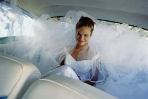 Foto de referencia de mujer dirigiéndose a su matrimonio.