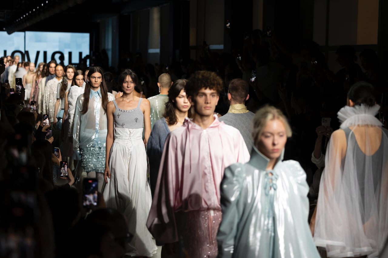 Del trópico al frío moscovita: diseñadores latinoamericanos conquistan el Moscow Fashion Week