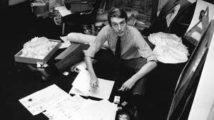 El diseñador de moda John Bates en el trabajo. Diseñó la ropa para la chica de los Vengadores, Diana Rigg.