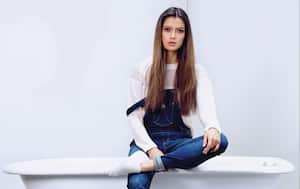 Fotos: Paula Thomas/14. Maquillaje y peinado: Ceci Arenas. Saco: $94.900. Overol: $169.900, ambos de Fuera de Serie