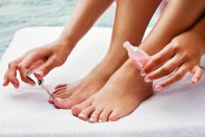 Las uñas postizas en los pies requieren mucho cuidado.