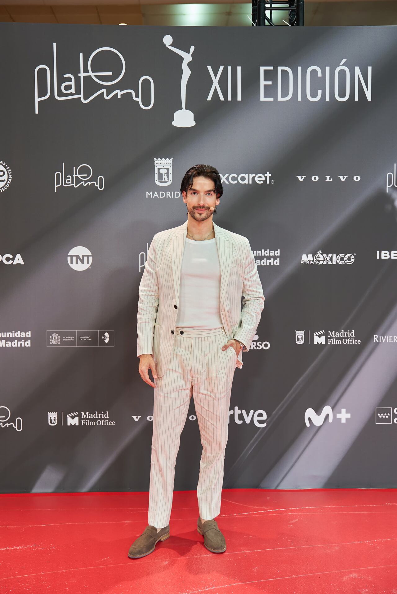 Carlos Torres deslumbra en Madrid con un look de Tommy Hilfiger en los Premios Platino.