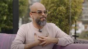 Carlos Vargas es uno de los presentadores más famosos de 'La Red' del Canal Caracol. Fotograma |minuto 13:42 canal de Youtube 'Desnúdate con Eva'.