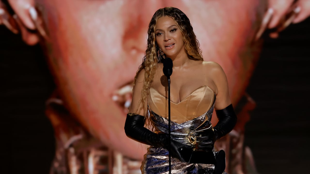 Queen B lloró al recordar a su tío fallecido, inspiración de su disco, el que le dio el Grammy con el que rompió un récord histórico. Foto: Getty Images - Kevin Winter.