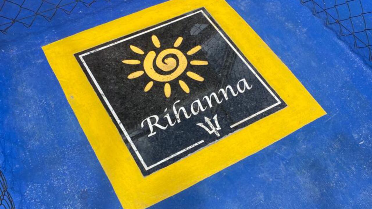 Placa ubicada en la fachada de Sonia Ville.