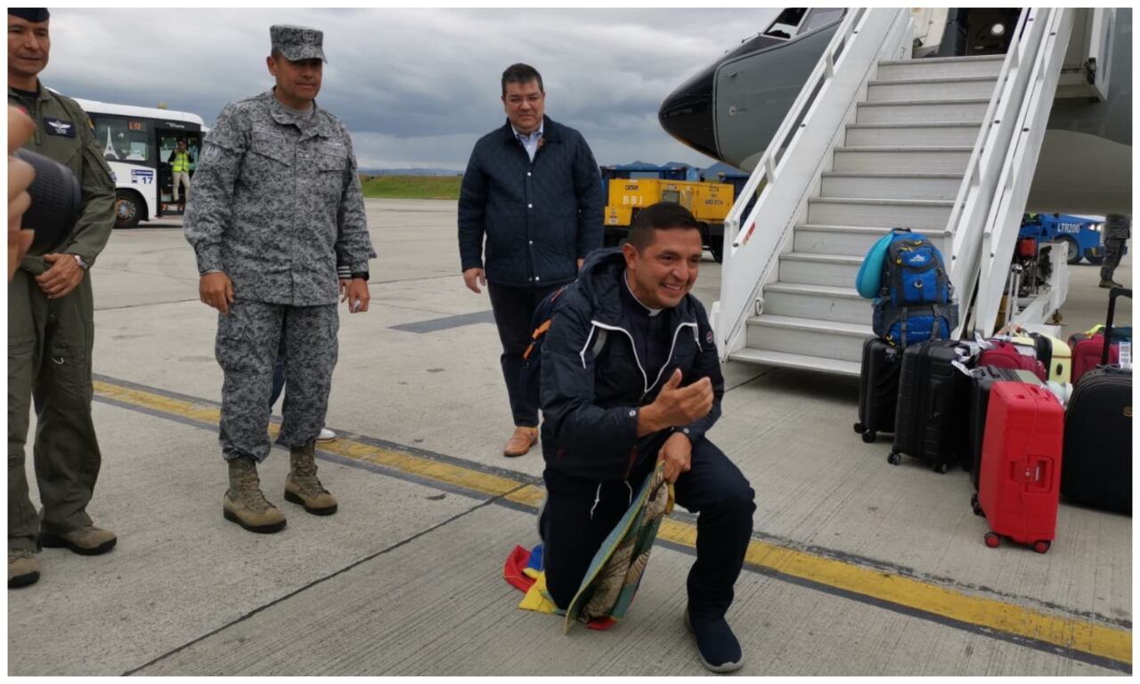 Padre Chucho regresó a Colombia en el segundo vuelo humanitario