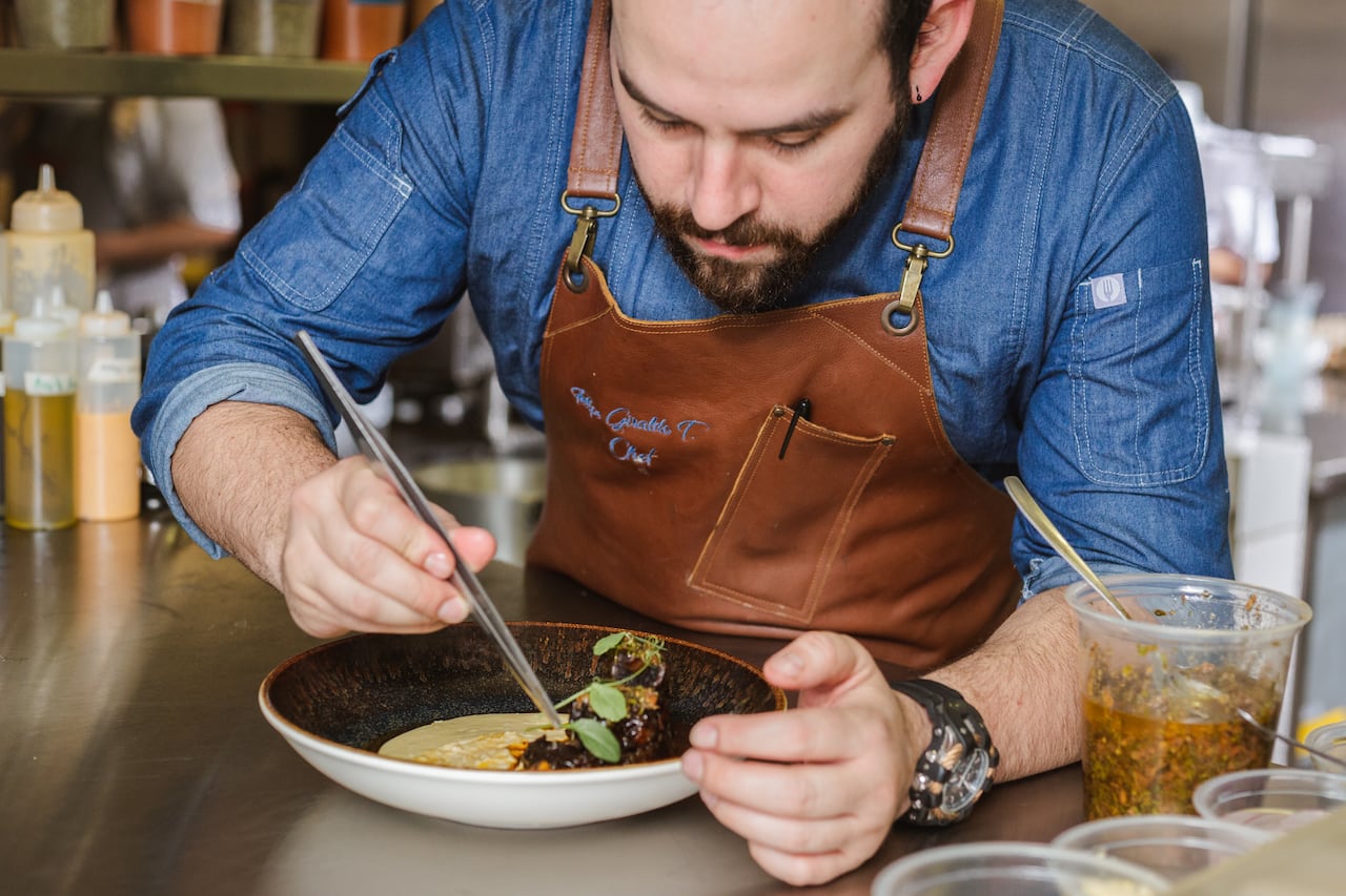 Felipe Giraldo, chef y cofundador de Tremé, ha construido durante cinco años una propuesta que busca acercar a Bogotá a una de las cocinas más particulares del sur de Estados Unidos.