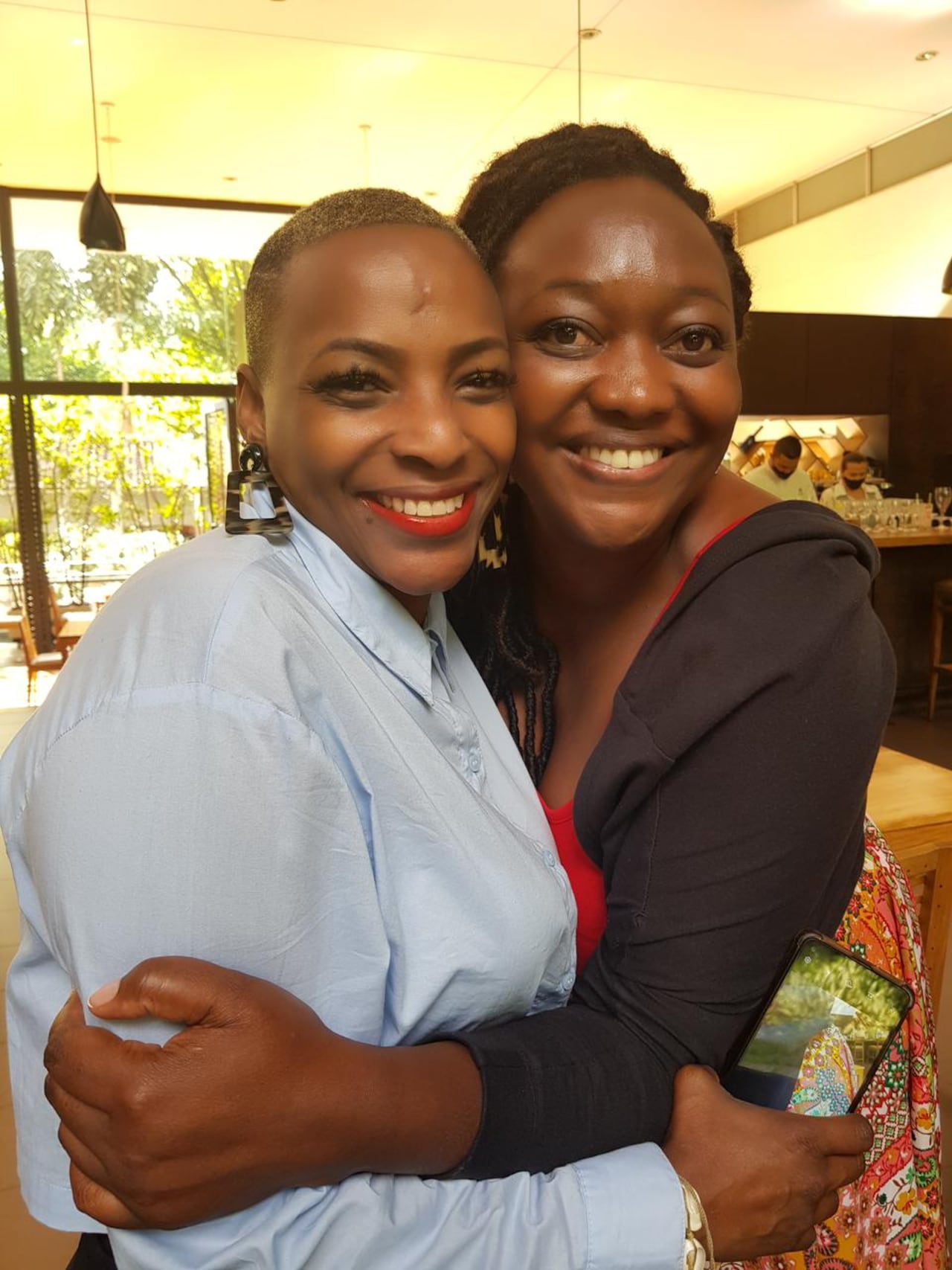 Pérxides María Roa Borja y la exministra de cultura, Paula Moreno Zapata. Esta última escribió la historia de esta líidereza en su libro Soñar lo Imposible.