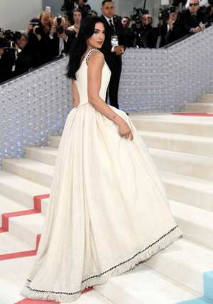 Dua Lipa y su traje en la Met Gala