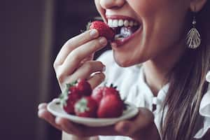 Secretos caseros para mantener los dientes blancos