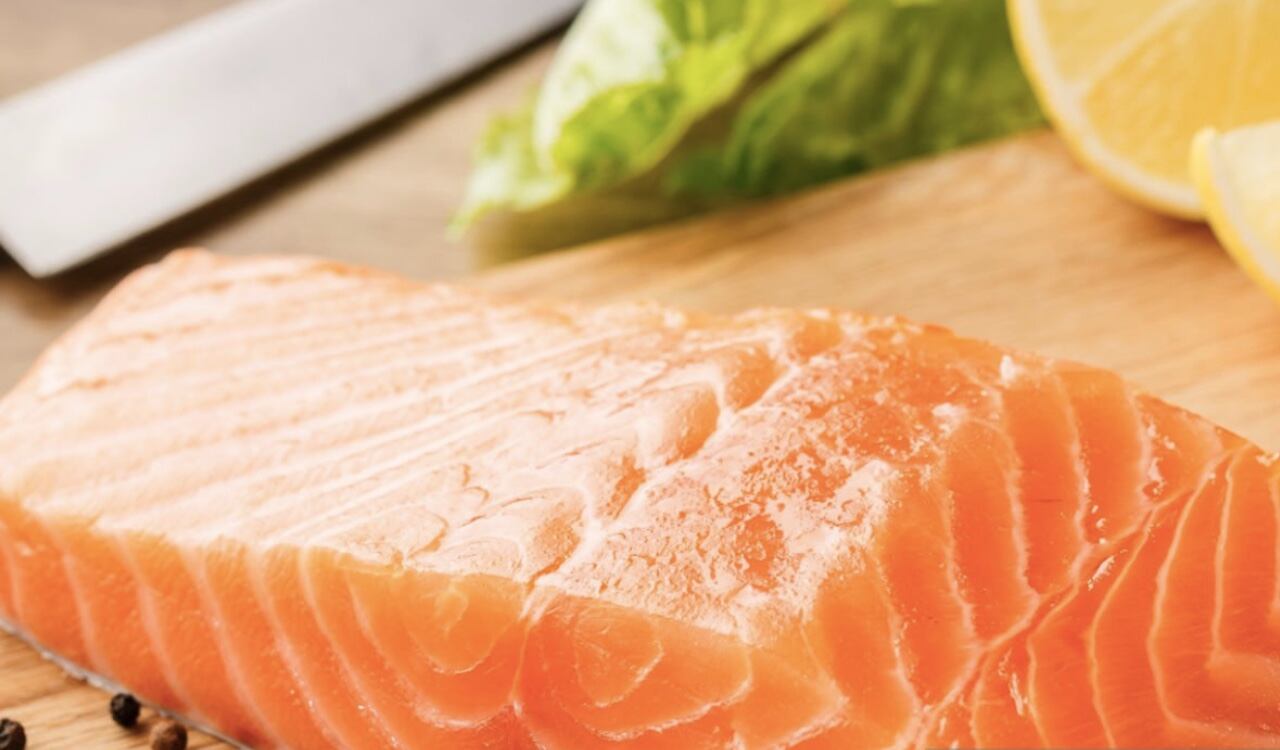 El salmón tiene un alto contenido de vitamina D