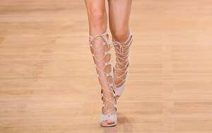 Compre: Gladiadoras largas. Christopher Kane, Alexander McQueen, y Chloé hicieorn que las gladiadoras largas, que se trepan casi a la rodilla e incluso van de tacón, sean la verdadera apuesta novedosa en términos de sandalias para esta temporada.