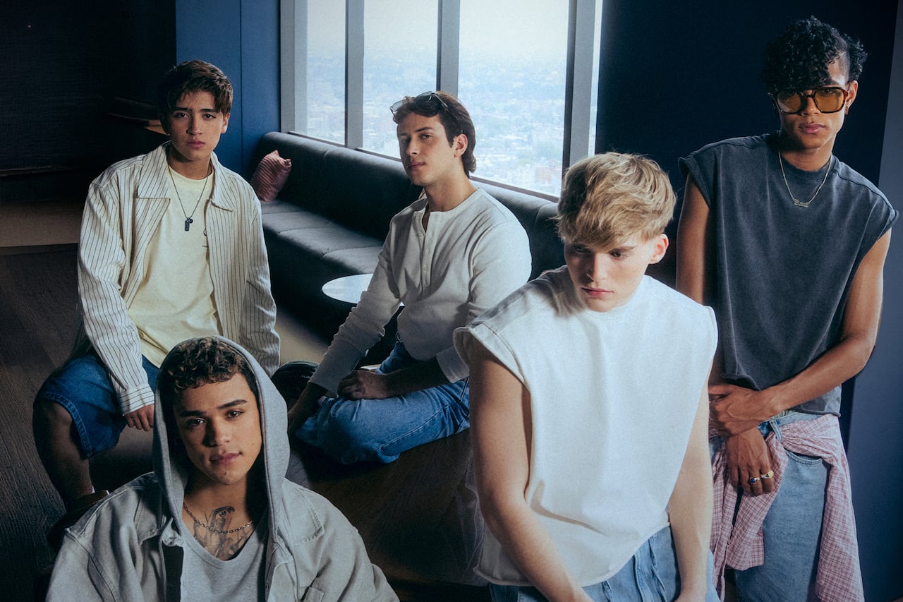 H&M y Santos Bravos se unen para llevar música y moda a un escenario global