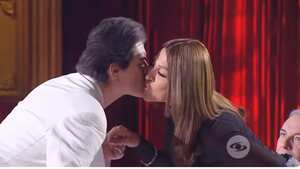 Romántico beso entre Amparo Grisales y el imitador de Joan Sebastián en 'Yo me llamo'