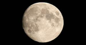 La Luna se está oxidando y la Tierra podría ser la causa, según científicos.