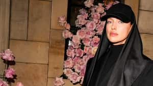 El 3 de abril, Magda Butrym y H&M debutaron con un evento repleto de estrellas y flores en Nueva York, celebrando su emblemática colaboración. Irina Shayk asistió luciendo prendas de la próxima colección.