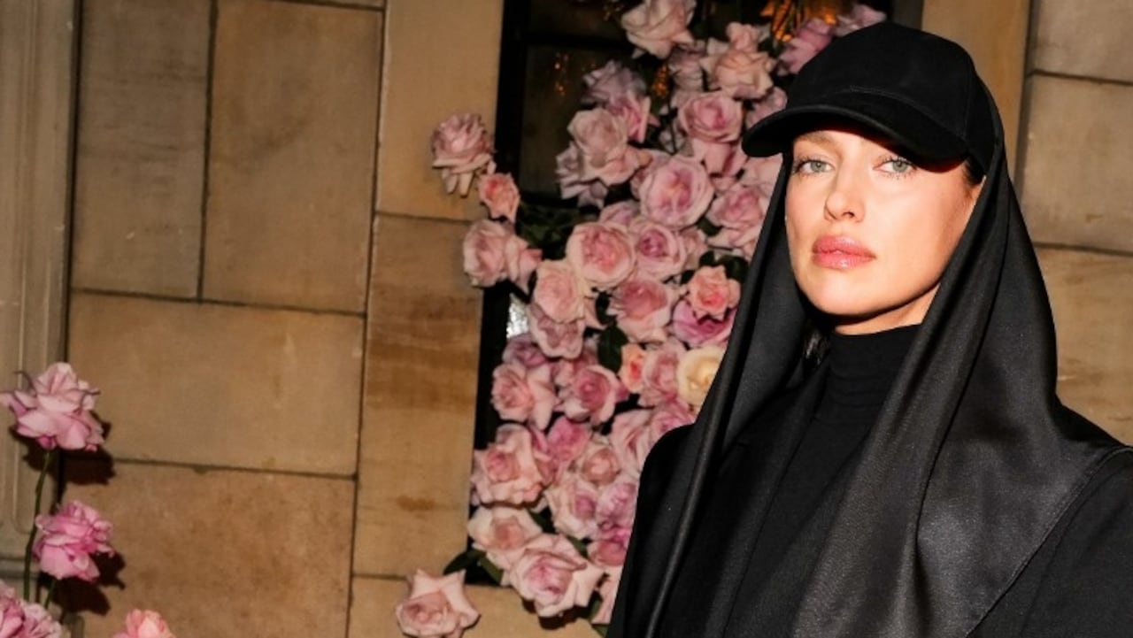 El 3 de abril, Magda Butrym y H&M debutaron con un evento repleto de estrellas y flores en Nueva York, celebrando su emblemática colaboración. Irina Shayk asistió luciendo prendas de la próxima colección.