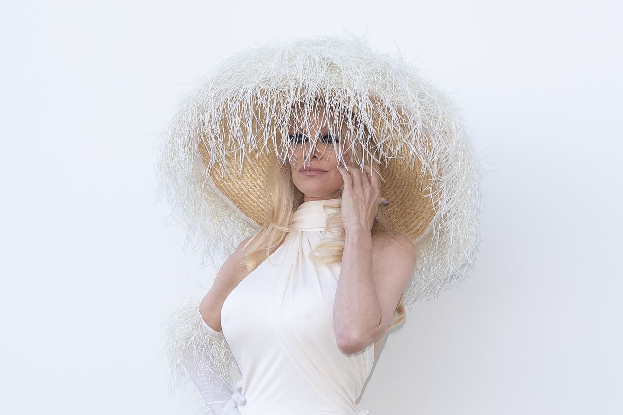 Pamela Anderson hizo presencia en "Le Raphia" Jacquemus show el pasado 12 de diciembre.