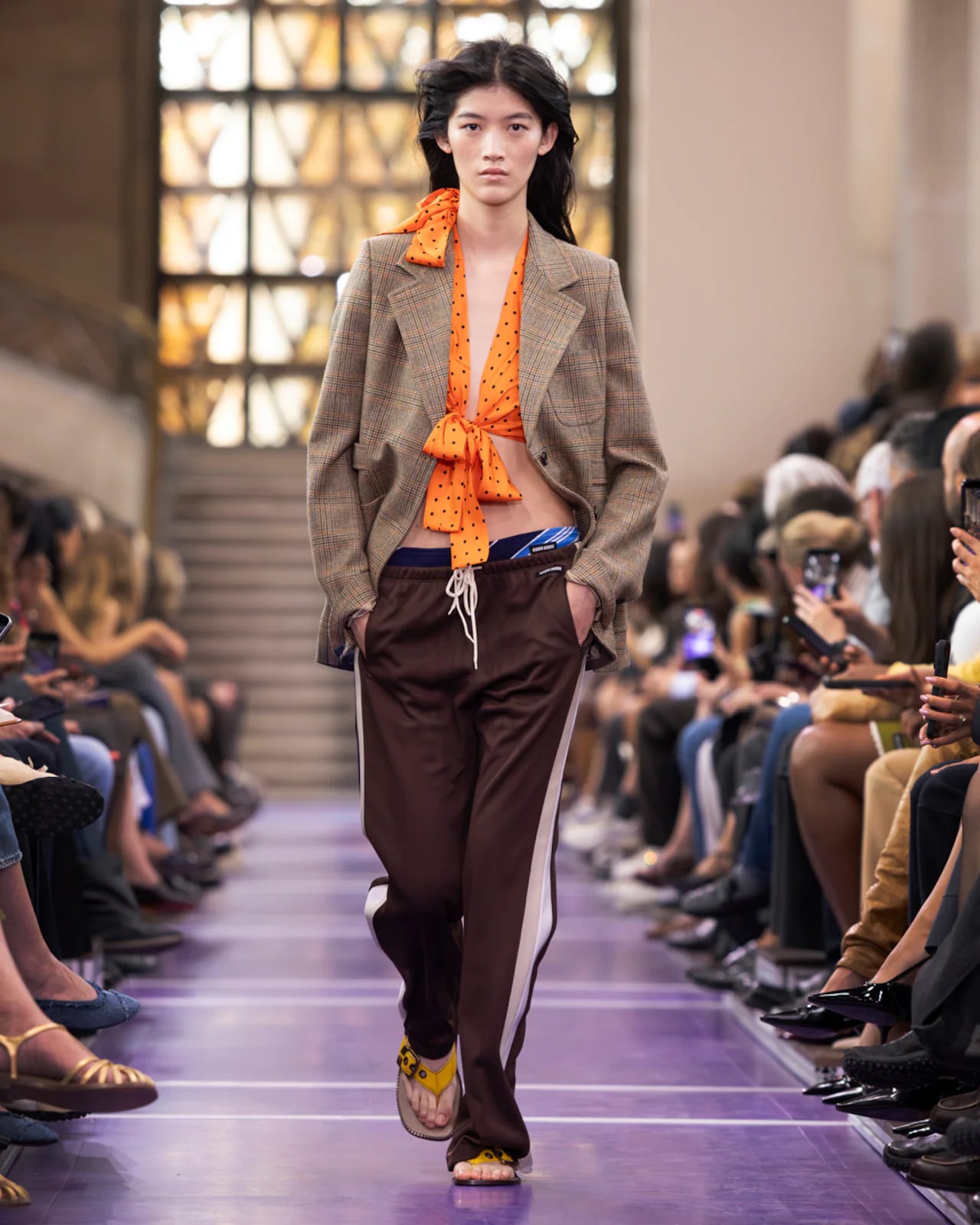 Los pantalones deportivos encuentran una nueva compañía al combinarse con camisas, blazers y accesorios de inspiración más sofisticada.