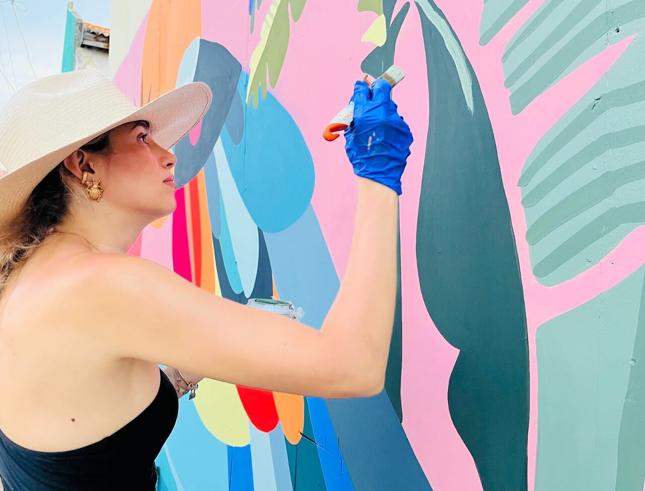 Viviana dedicó varias a la creación del mural y contó con la ayuda de locales y extranjeros.