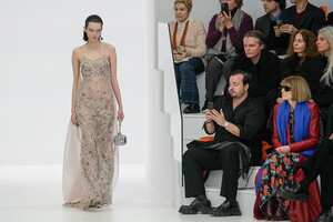 Una modelo luce una creación como parte de la colección Fendi Haute Couture Primavera-Verano 2023, con Anna Wintour, a la derecha, presente en París, el jueves 26 de enero de 2023.