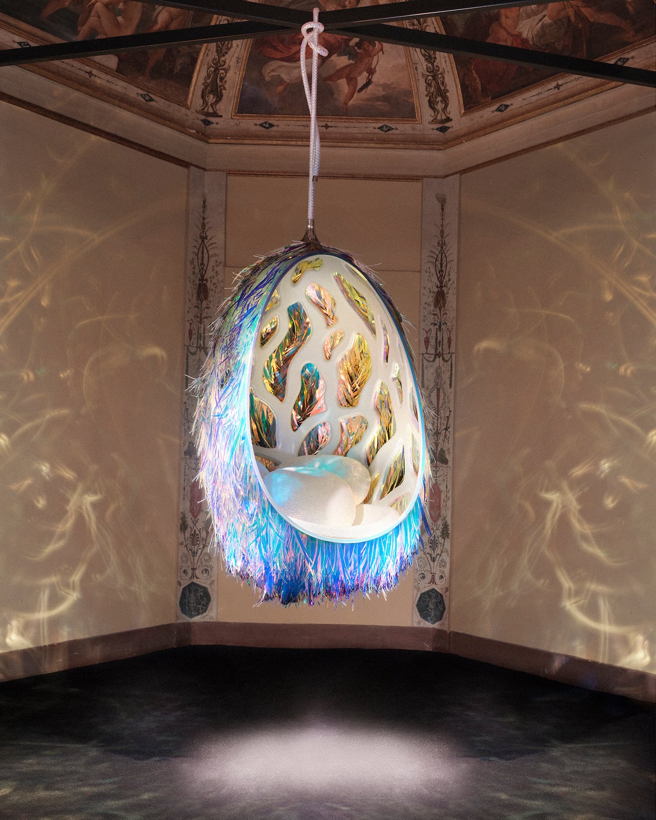 El sillón Cocoon se reinventa como el Cocoon Dichroic