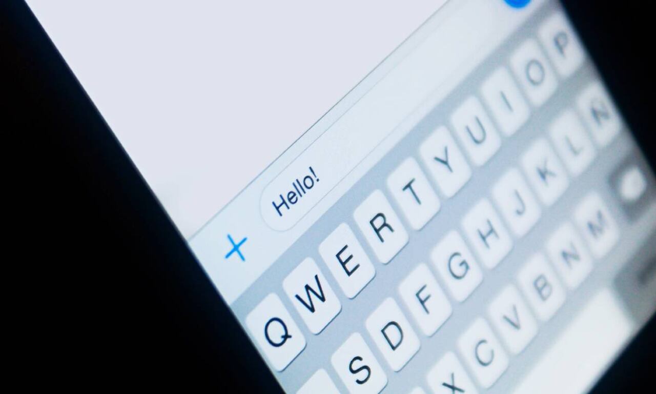 Trucos de WhatsApp para leer mensajes en grupos sin dejar huella de lectura. Foto: Javier Calvete (Getty Images)