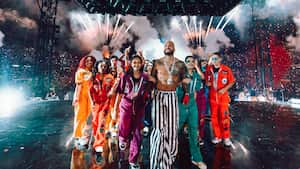 Maluma comparte con sus bailarines tras terminar el concierto "Medallo en el mapa".