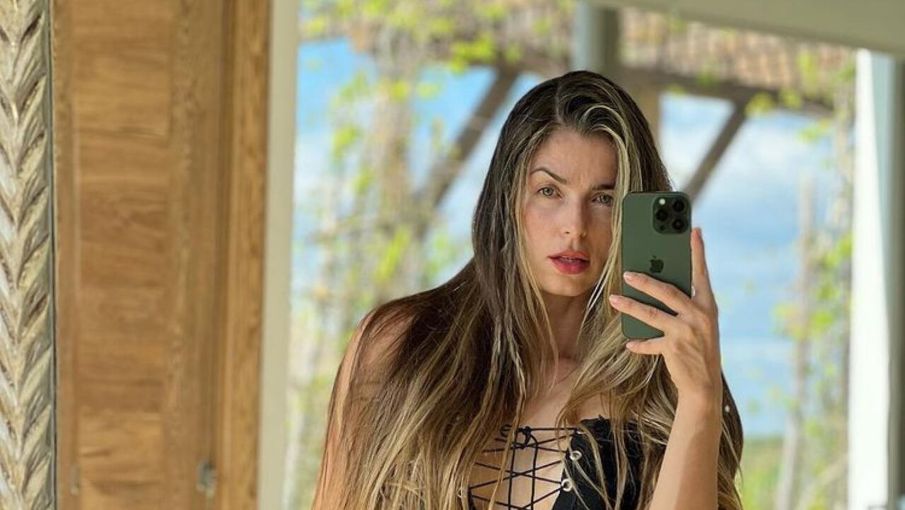 Con pequeño short y ombliguera Cristina Hurtado sorprende con sensual baile