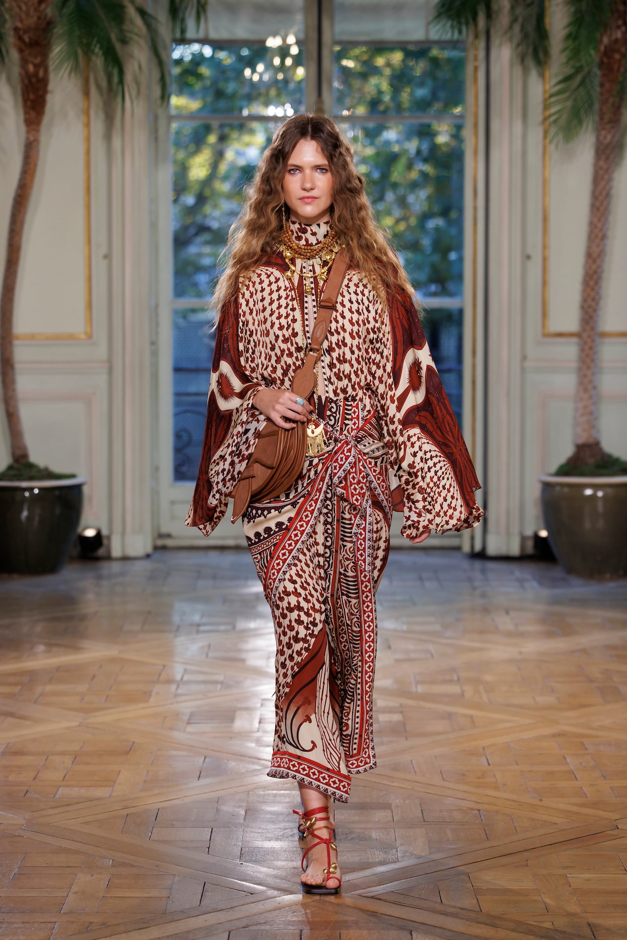 La Maison de l’Amérique latine fue el escenario elegido por Johanna Ortiz para presentar su nueva colección durante Paris Fashion Week.