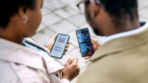 Jóvenes colegas revisando su cuenta de banca electrónica