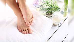 Por lo general, las personas recurren a remedios caseros para tratar los hongos en las uñas de los pies.