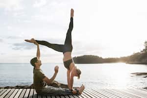 Practicar yoga con tu pareja puede fortalecer tus relaciones